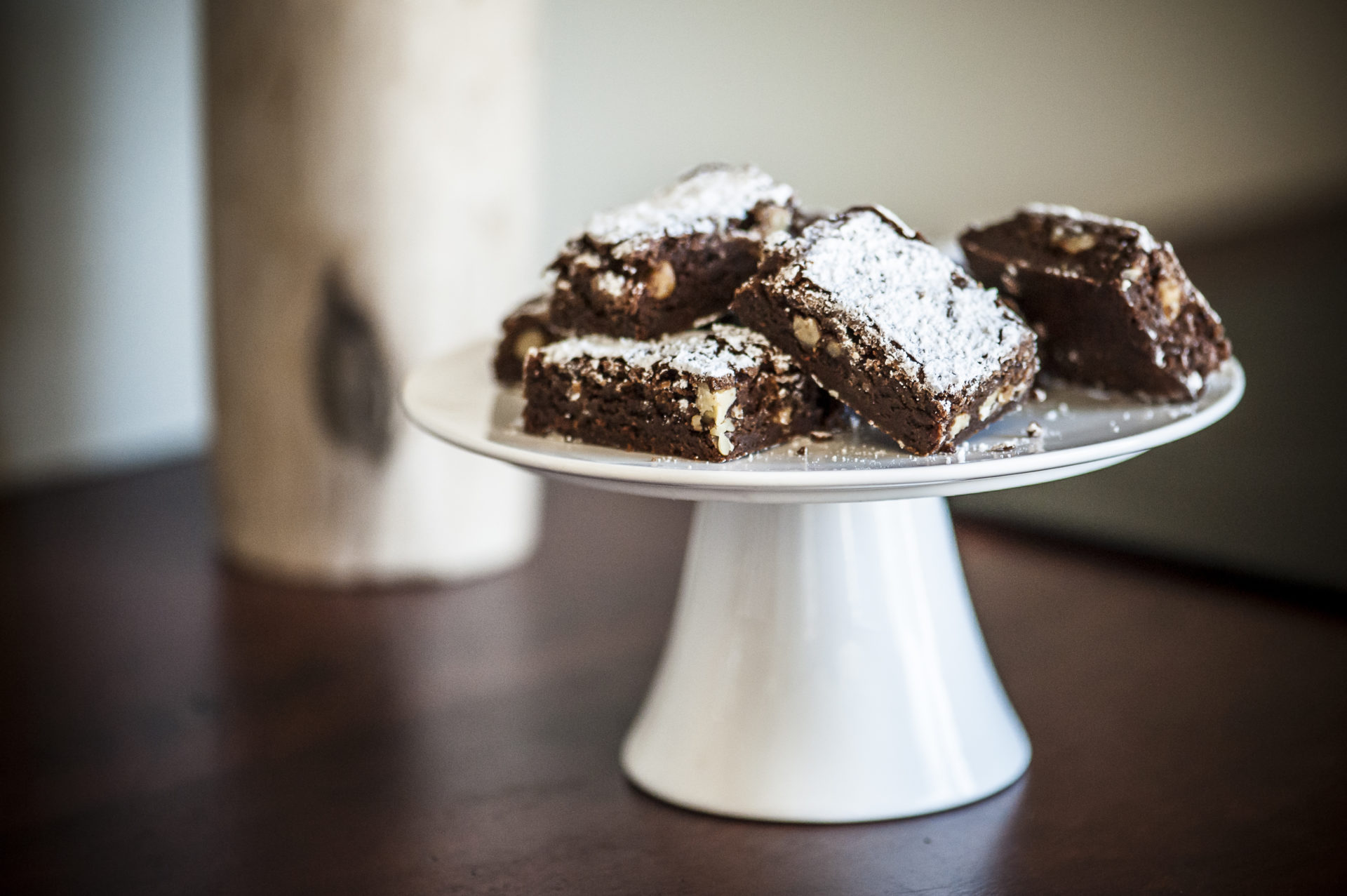 a picture of a plate of chocolate brownies